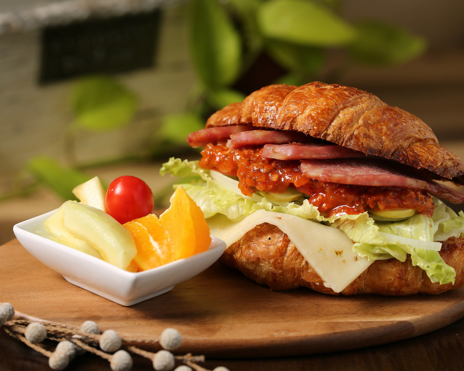 Обои Croissant with ham 1600x1280