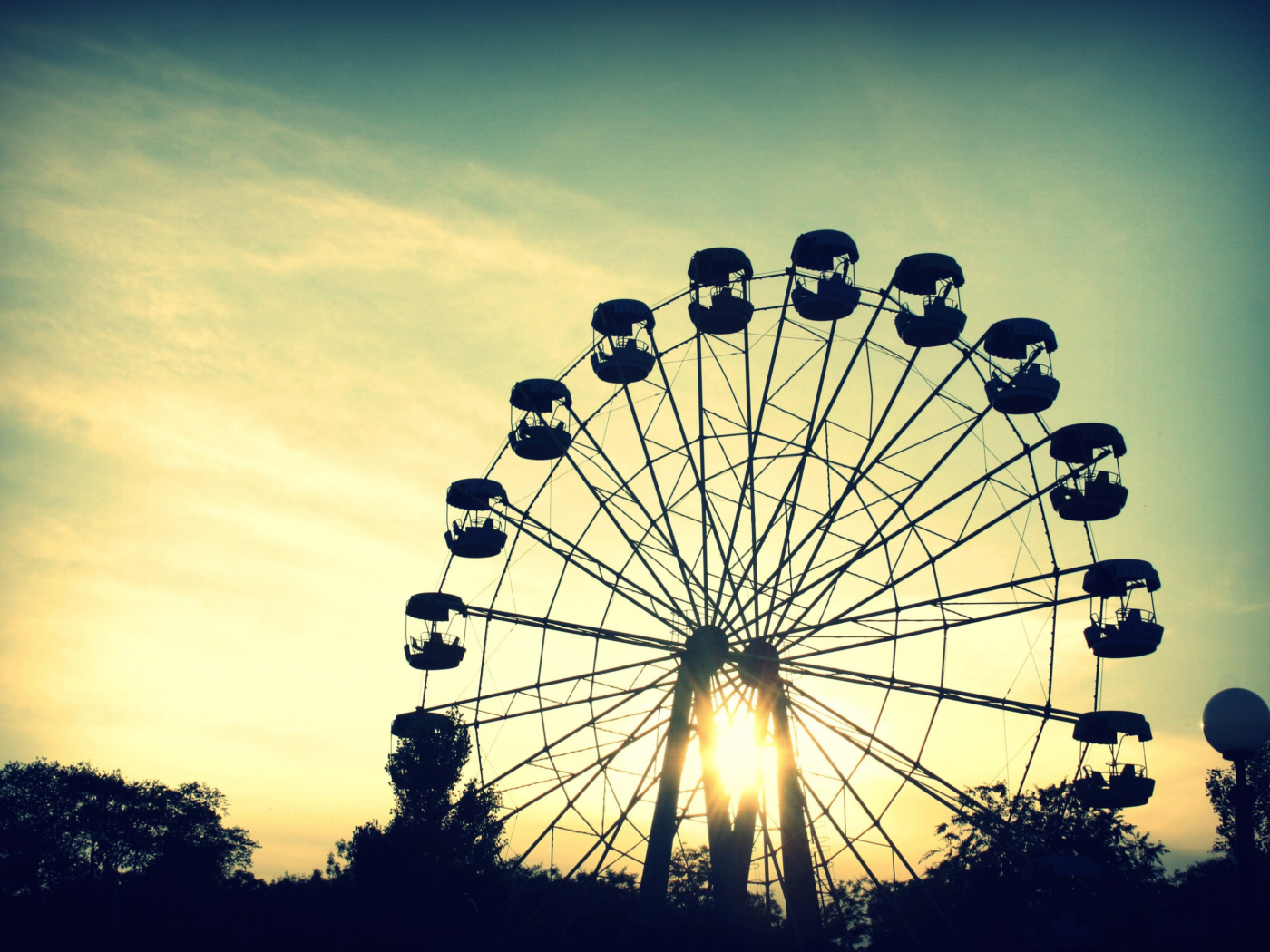 Screenshot №1 pro téma Sunlight Through Ferris Wheel 1400x1050