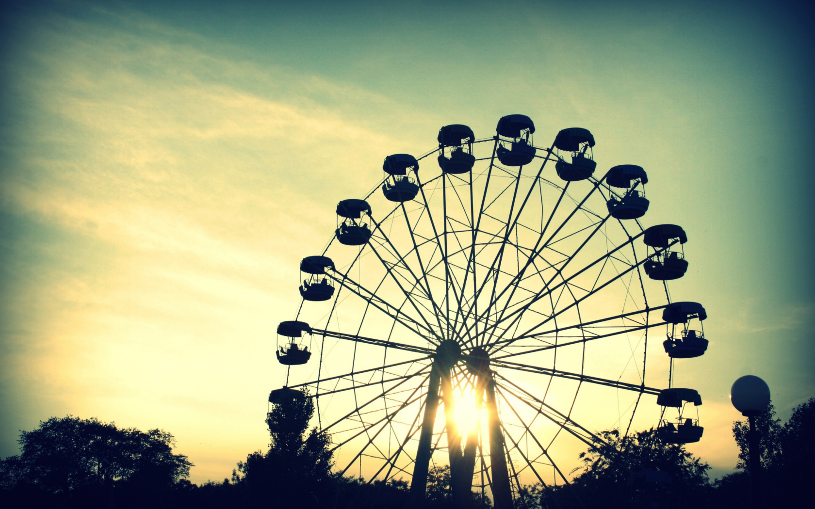 Screenshot №1 pro téma Sunlight Through Ferris Wheel 1680x1050