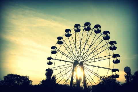 Fondo de pantalla Sunlight Through Ferris Wheel 480x320