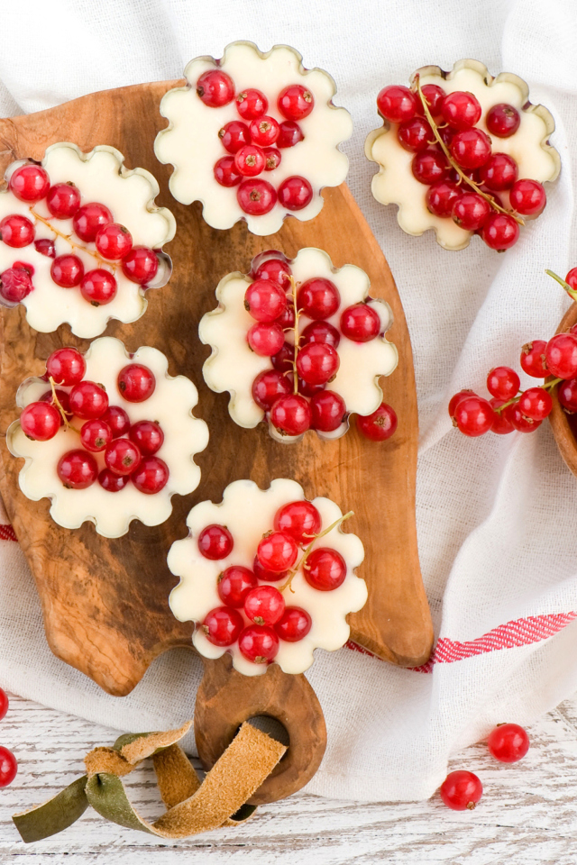 Red Currant Dessert wallpaper 640x960