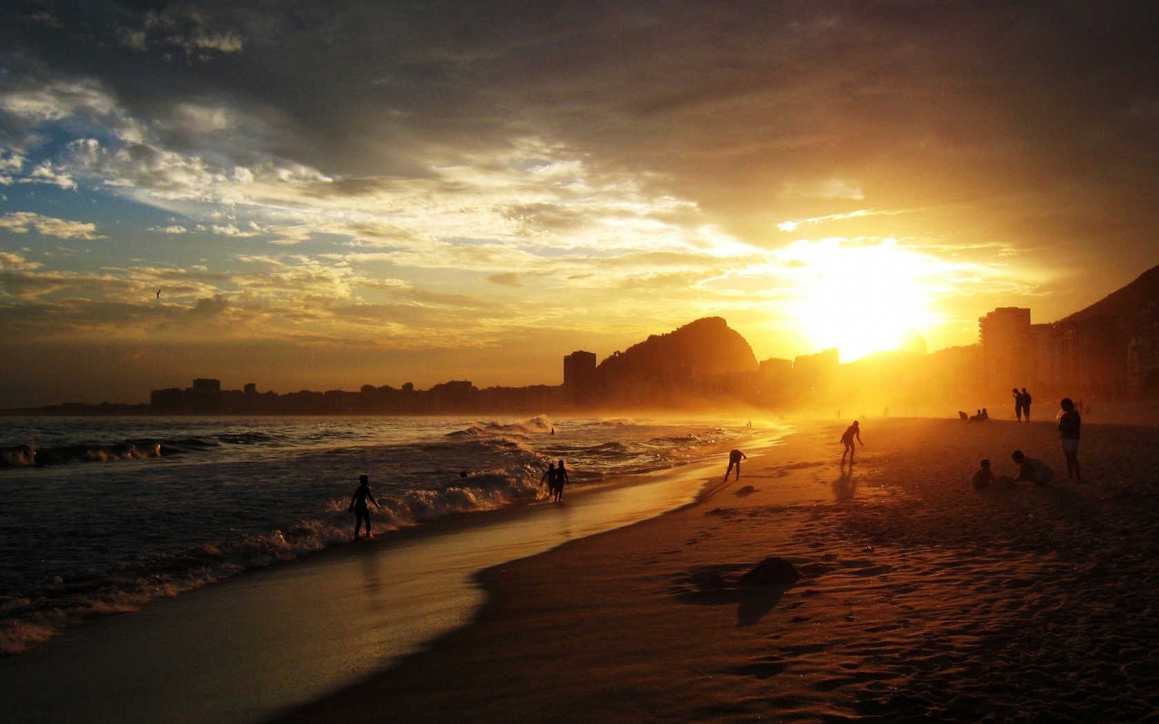 Обои Copacabana Beach Sunset 1680x1050