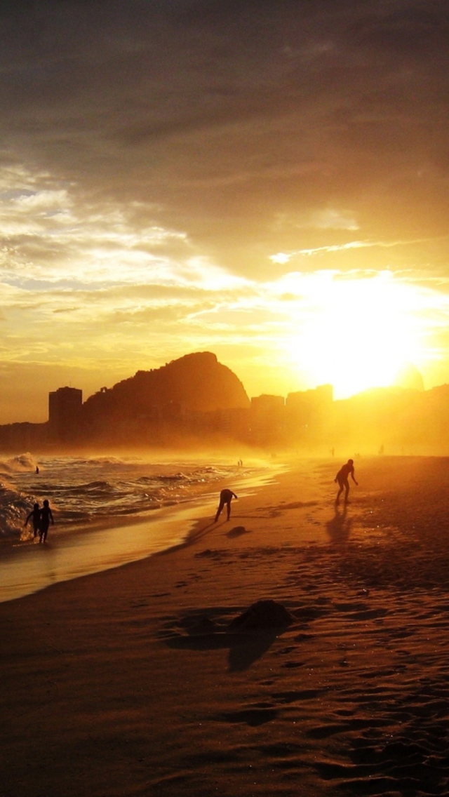 Fondo de pantalla Copacabana Beach Sunset 640x1136