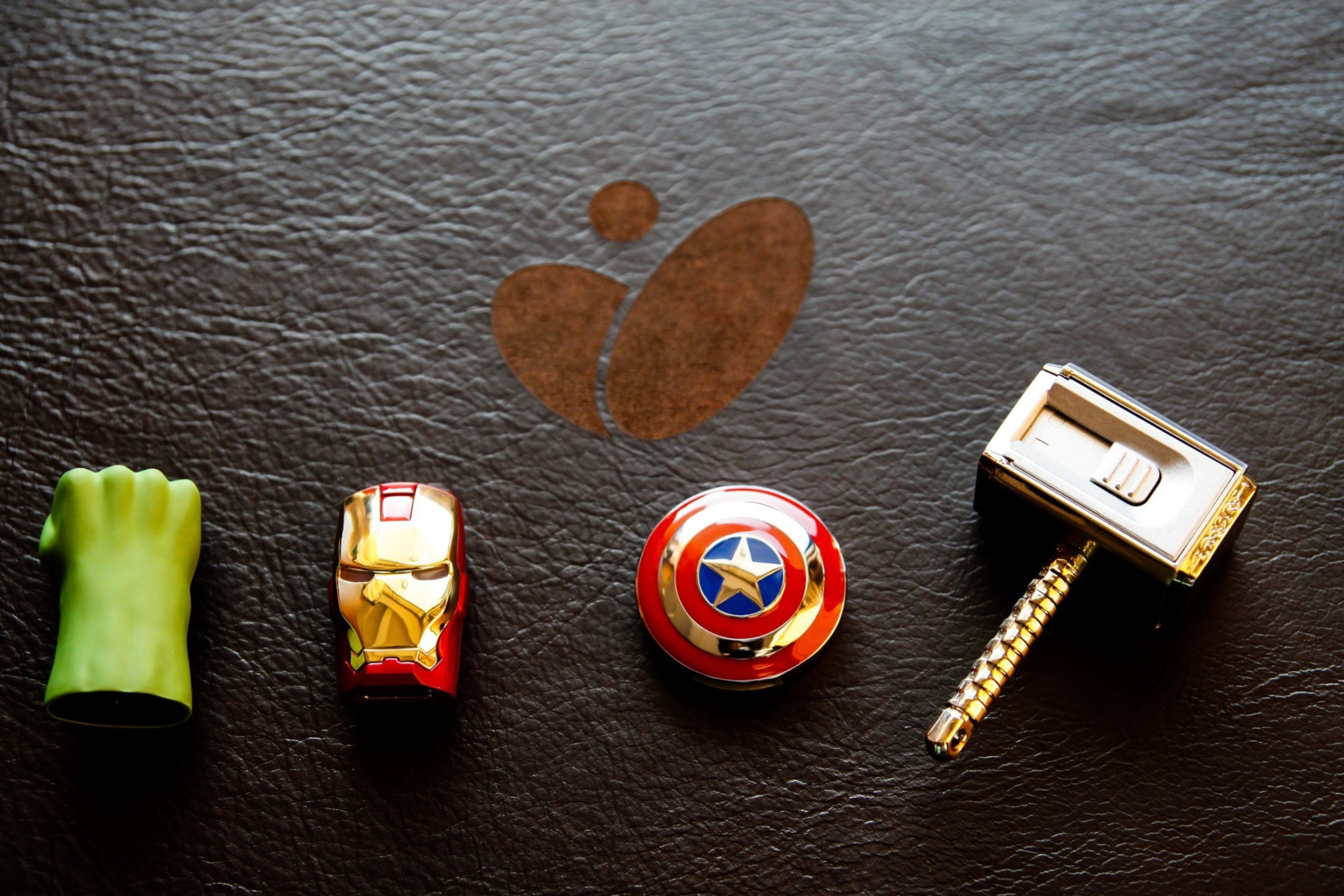 Обои Avengers USB Flash Drives 2880x1920