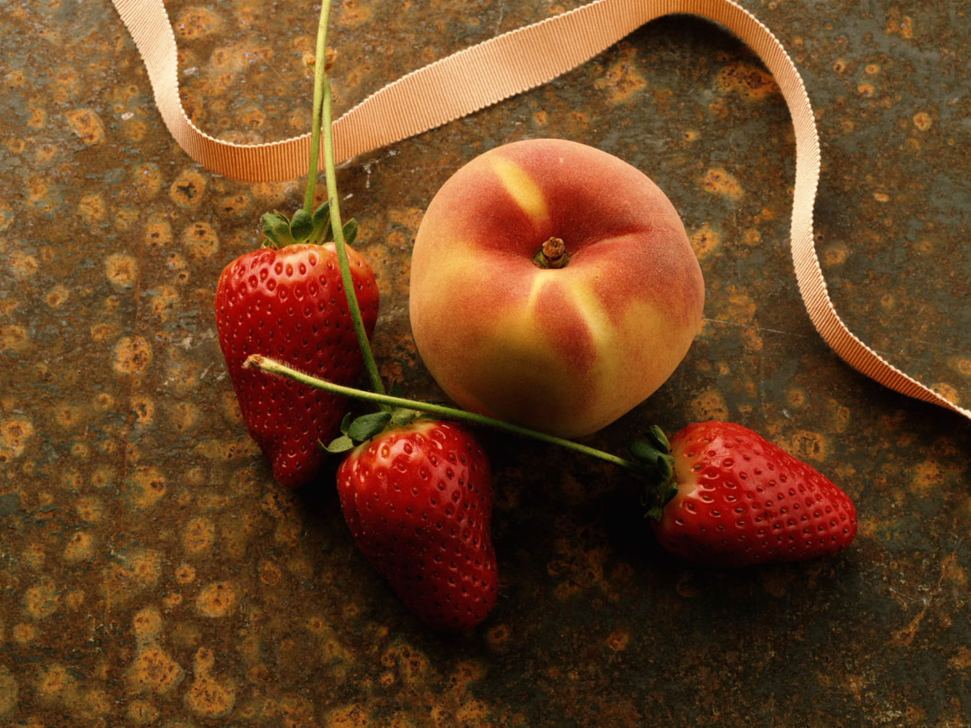 Das Strawberry And Peach Wallpaper 1400x1050