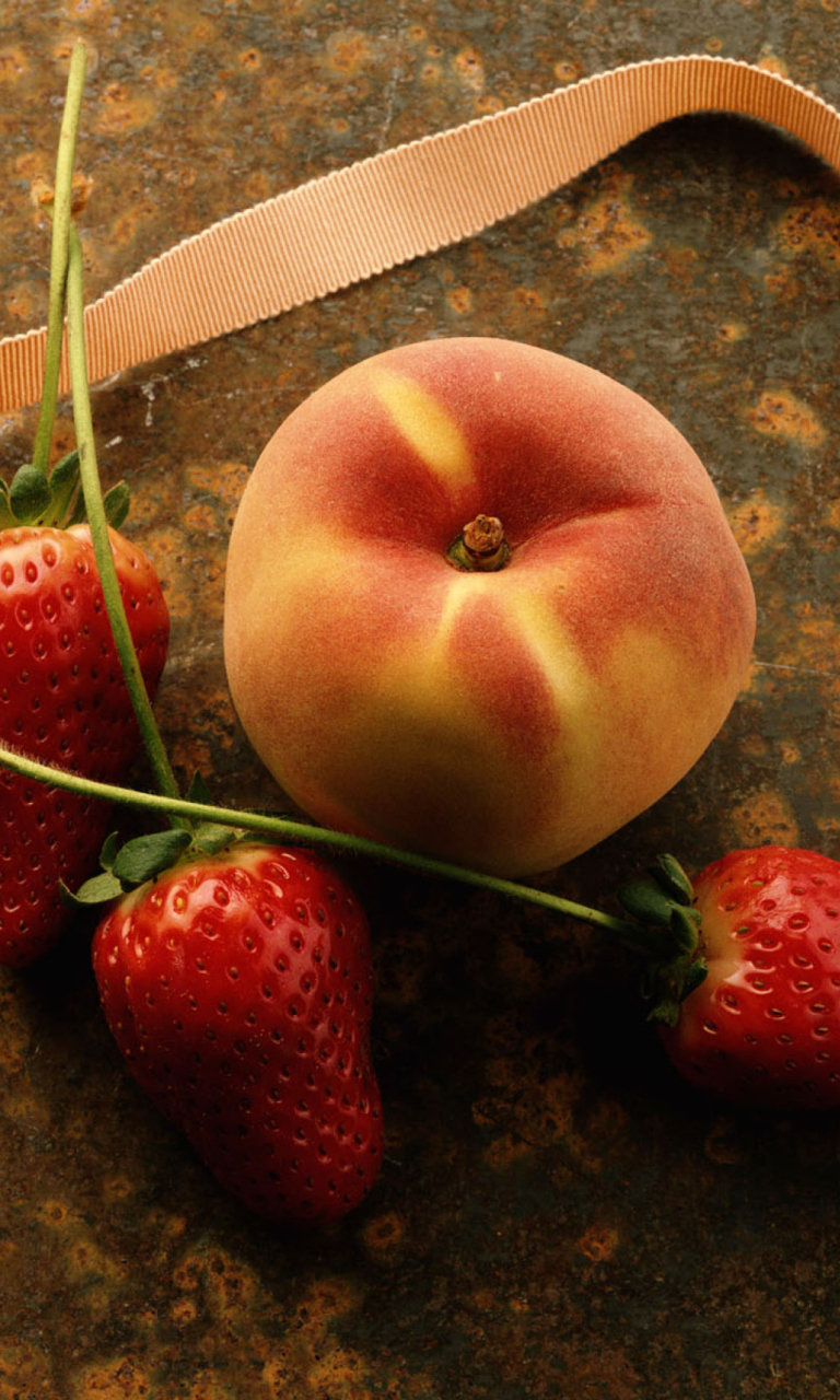 Das Strawberry And Peach Wallpaper 768x1280