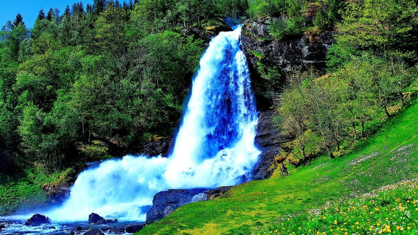 Обои Waterfall Trekking in the mountains 1366x768