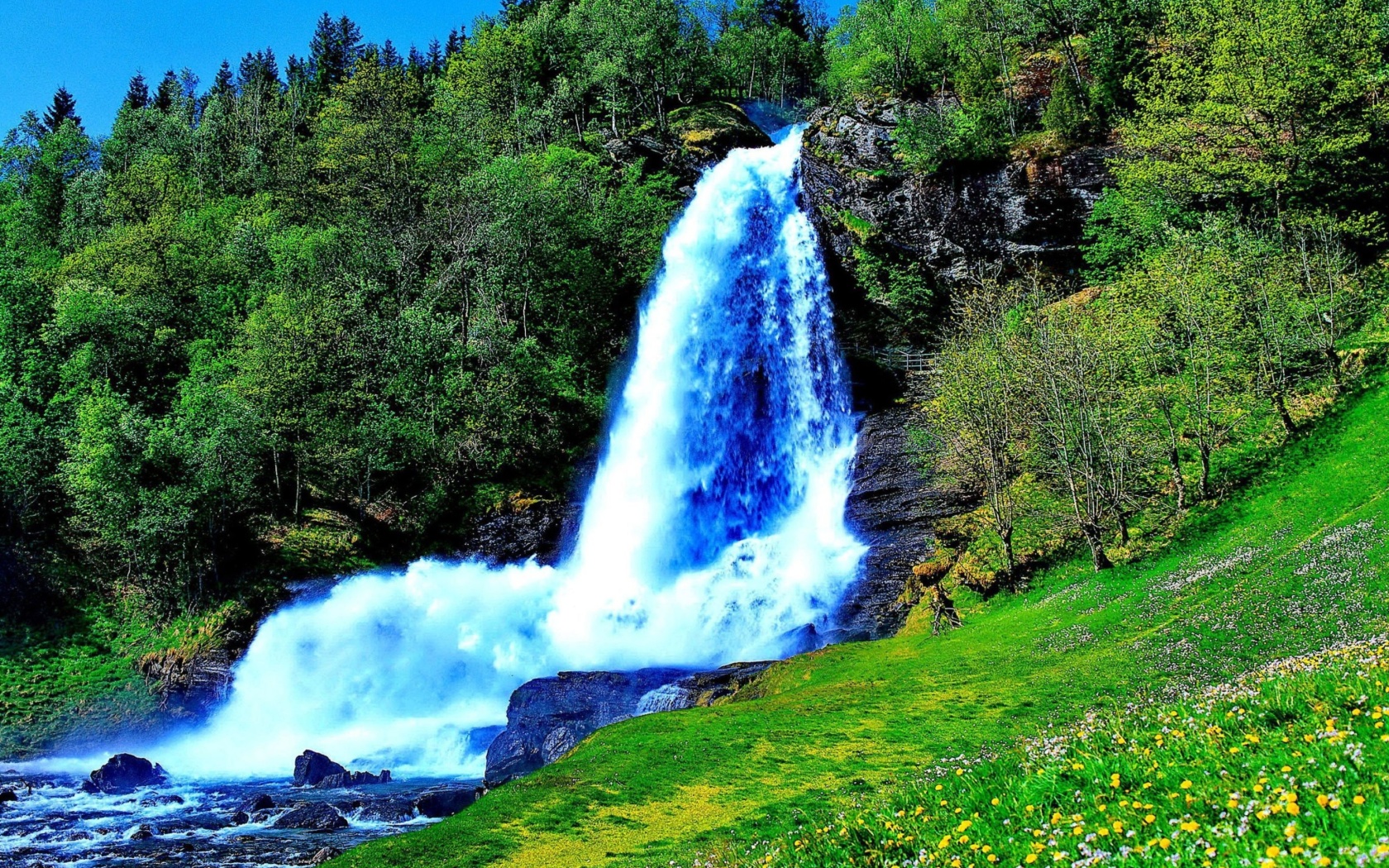 Обои Waterfall Trekking in the mountains 1680x1050