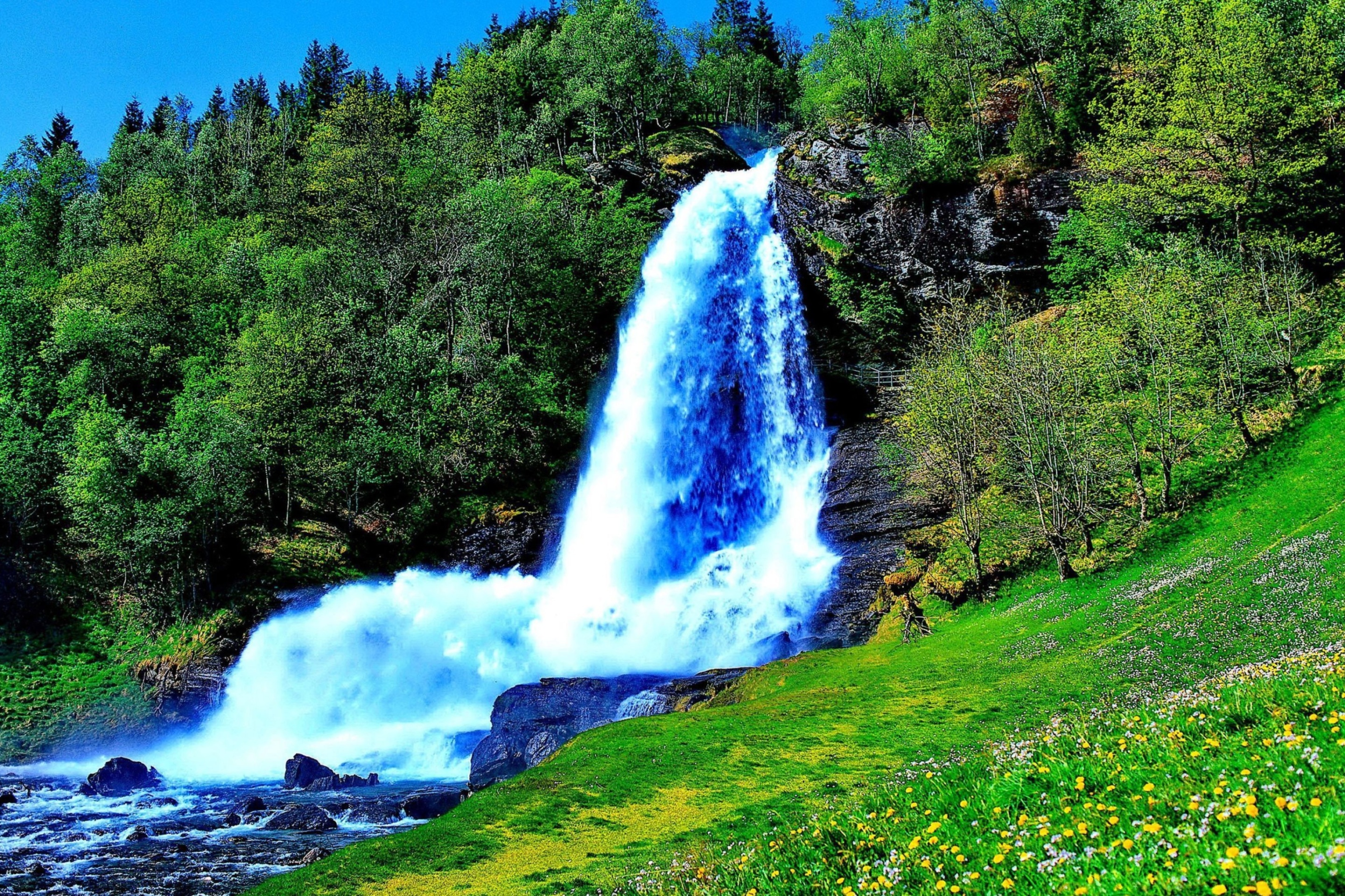 Fondo de pantalla Waterfall Trekking in the mountains 2880x1920