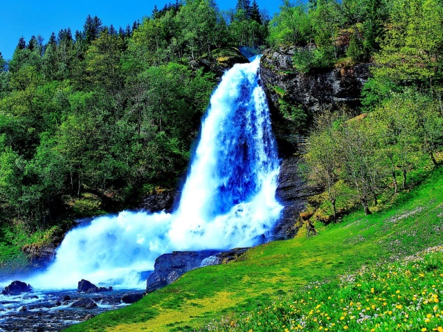 Das Waterfall Trekking in the mountains Wallpaper 640x480