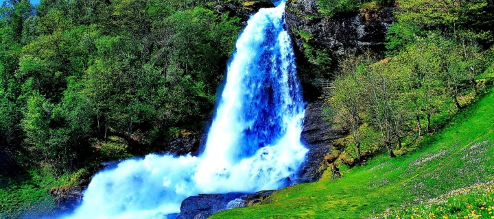 Fondo de pantalla Waterfall Trekking in the mountains 720x320