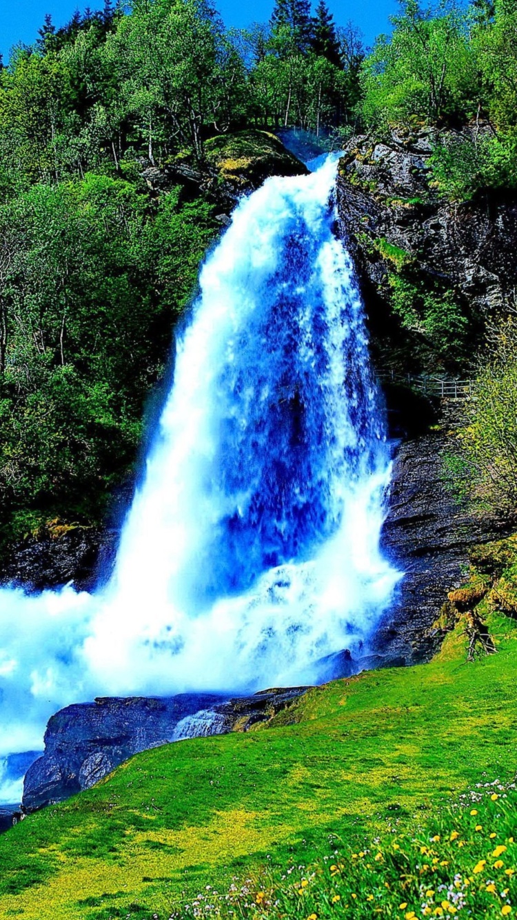 Das Waterfall Trekking in the mountains Wallpaper 750x1334