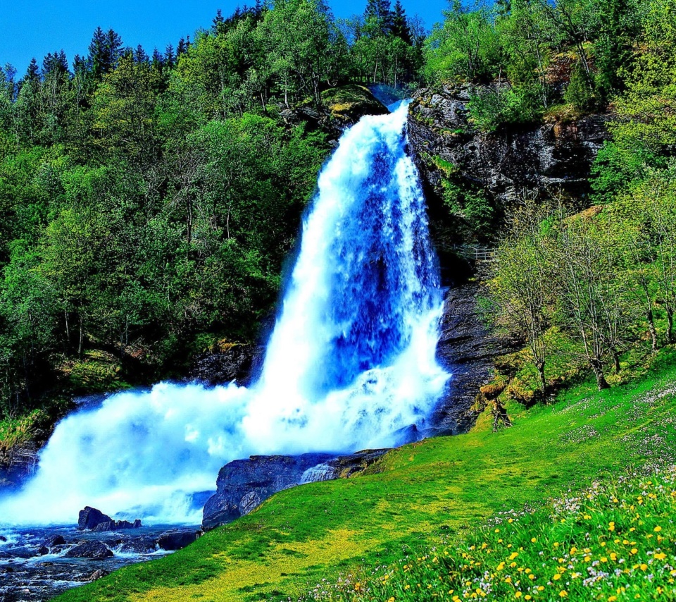 Das Waterfall Trekking in the mountains Wallpaper 960x854