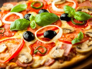 Das Pizza with mushrooms and tomatoes Wallpaper 320x240