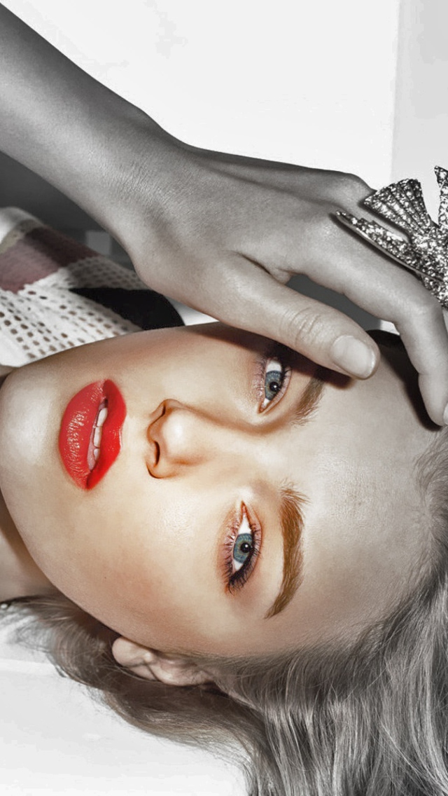 Fondo de pantalla Blue Eyes Red Lips 640x1136