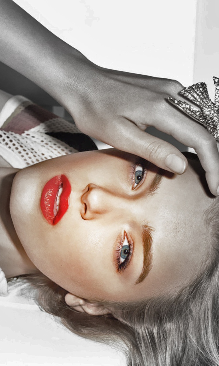 Das Blue Eyes Red Lips Wallpaper 768x1280