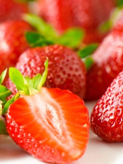Screenshot №1 pro téma Sweet Strawberries 240x320