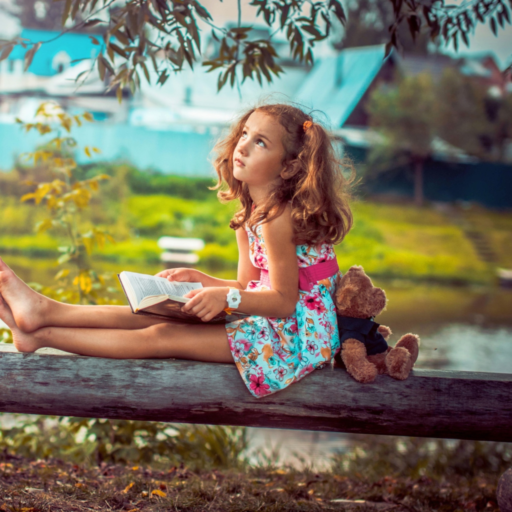 Screenshot №1 pro téma Cute Little Girl With Teddy Bear 1024x1024