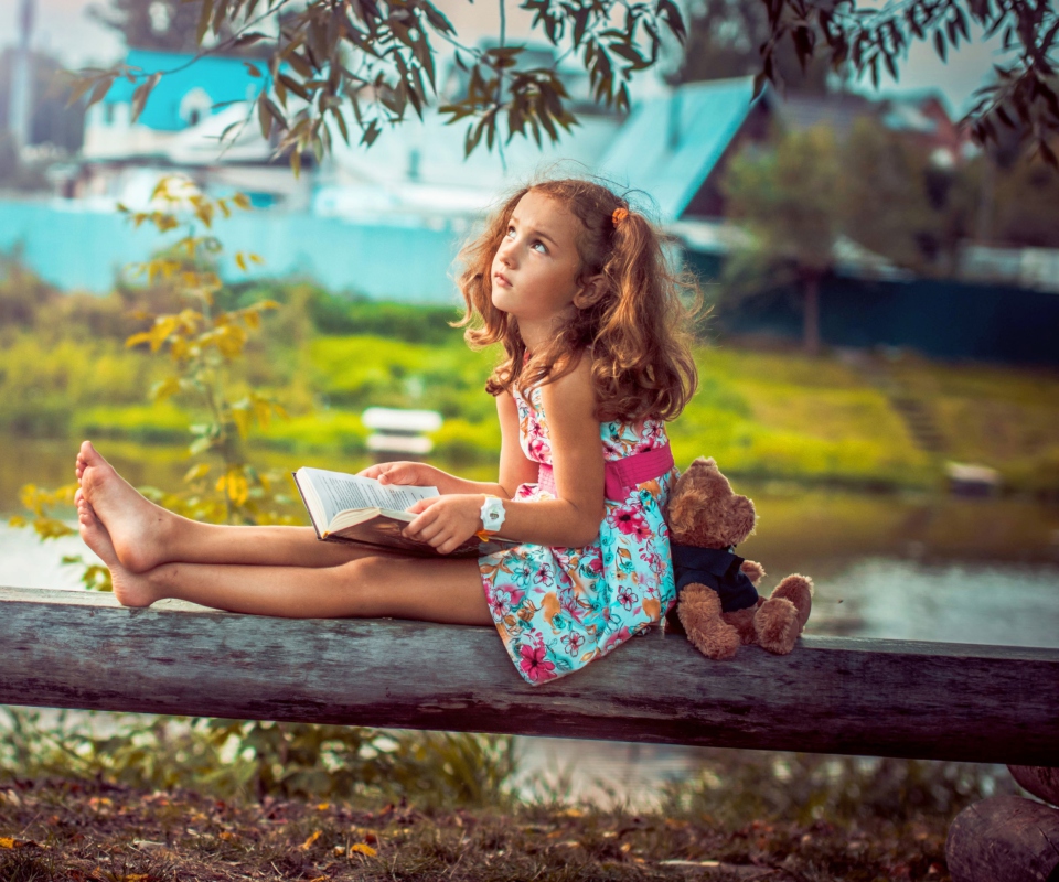 Das Cute Little Girl With Teddy Bear Wallpaper 960x800