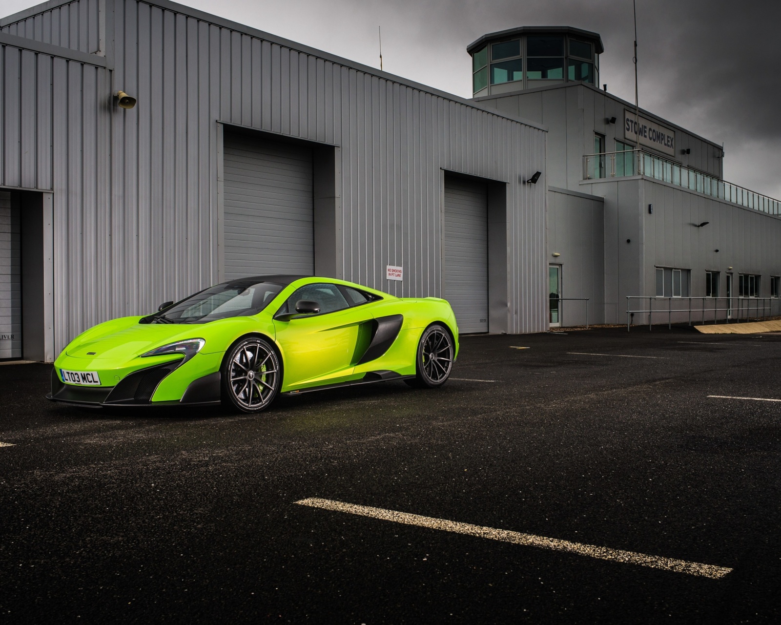 McLaren 675LT wallpaper 1600x1280