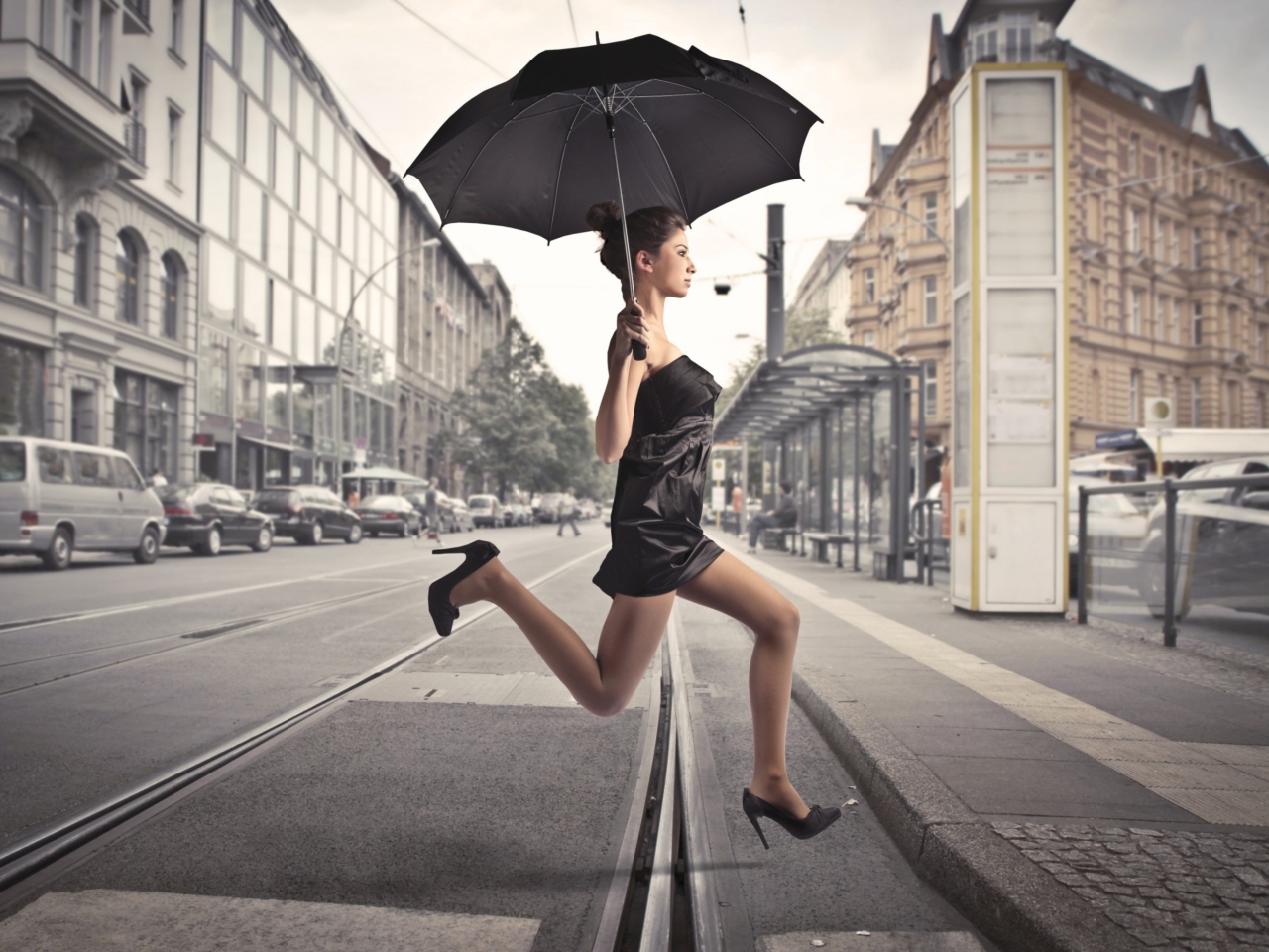 Sfondi City Girl With Black Umbrella 1280x960