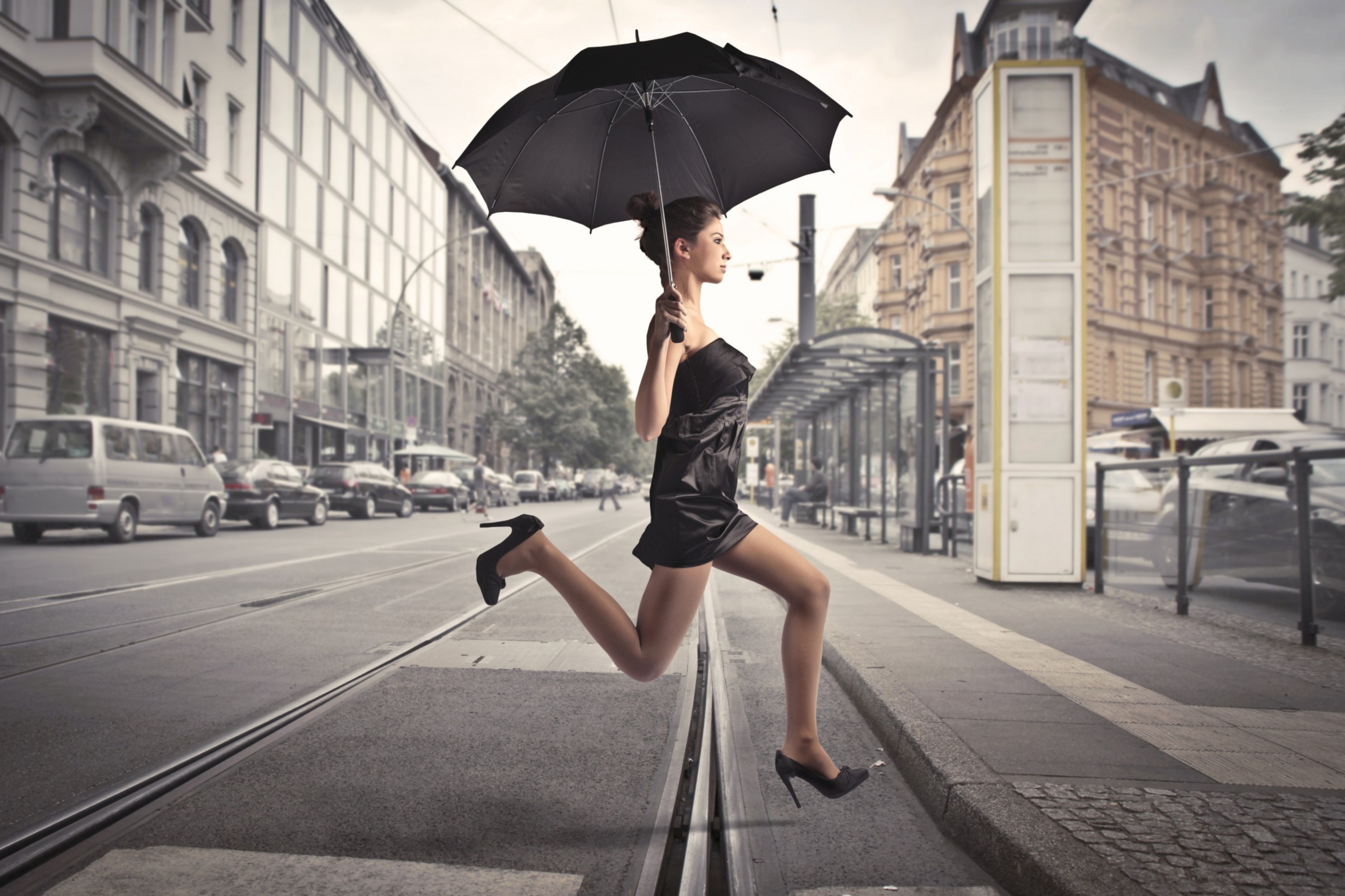 Screenshot №1 pro téma City Girl With Black Umbrella 2880x1920