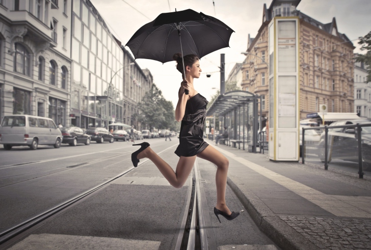 Fondo de pantalla City Girl With Black Umbrella