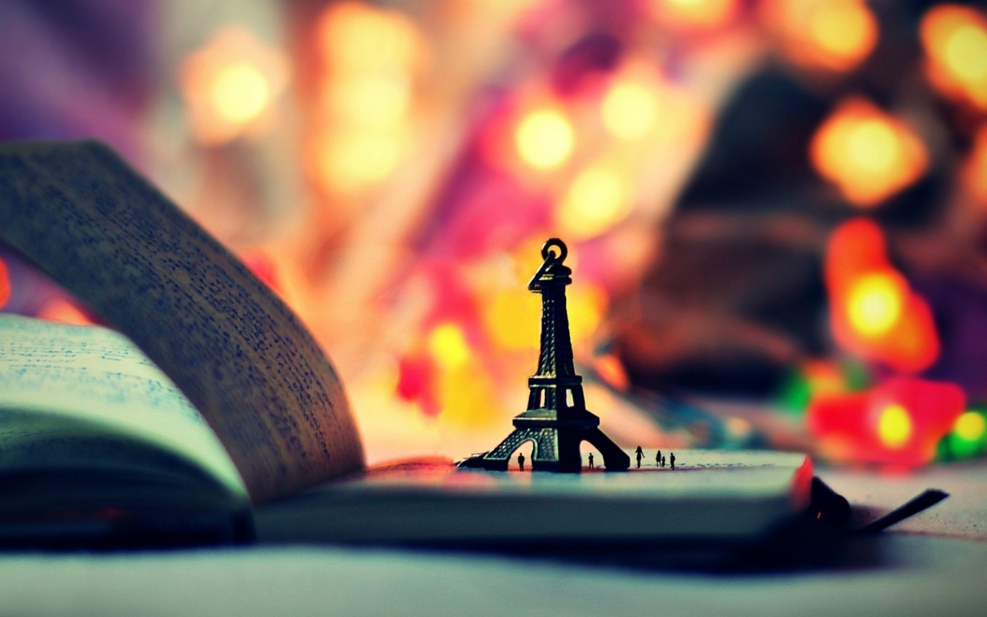 Screenshot №1 pro téma Little Eiffel Tower And Bokeh Lights 1440x900