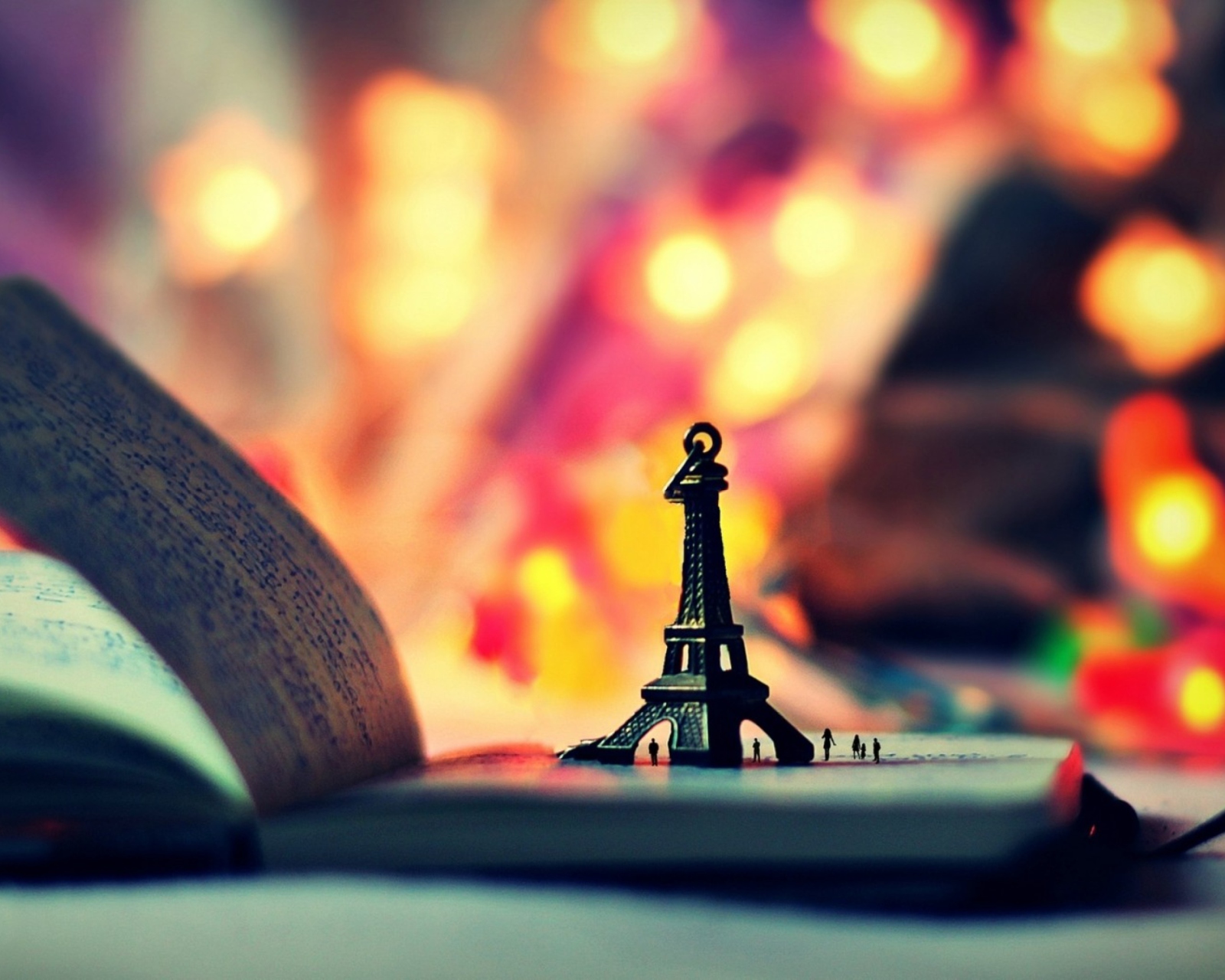 Sfondi Little Eiffel Tower And Bokeh Lights 1600x1280