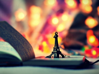 Screenshot №1 pro téma Little Eiffel Tower And Bokeh Lights 320x240