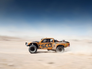 Off Road Tracing Truck wallpaper 320x240