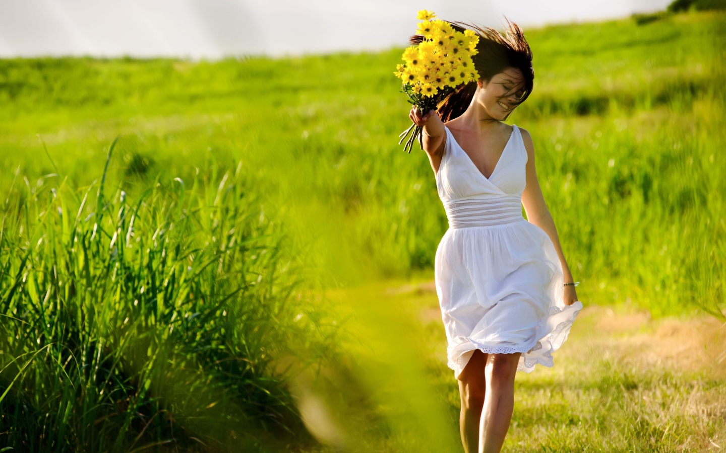 Screenshot №1 pro téma Girl With Yellow Flowers In Field 1440x900