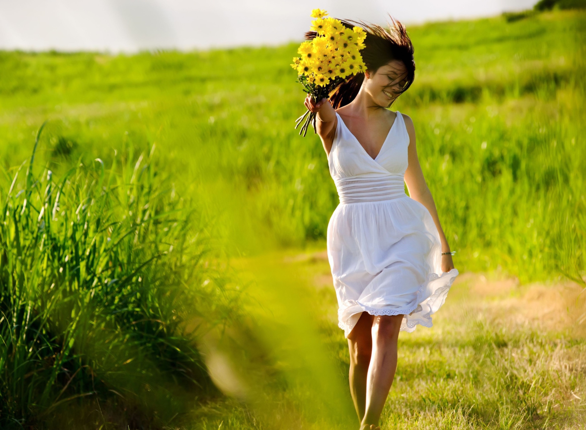 Обои Girl With Yellow Flowers In Field 1920x1408