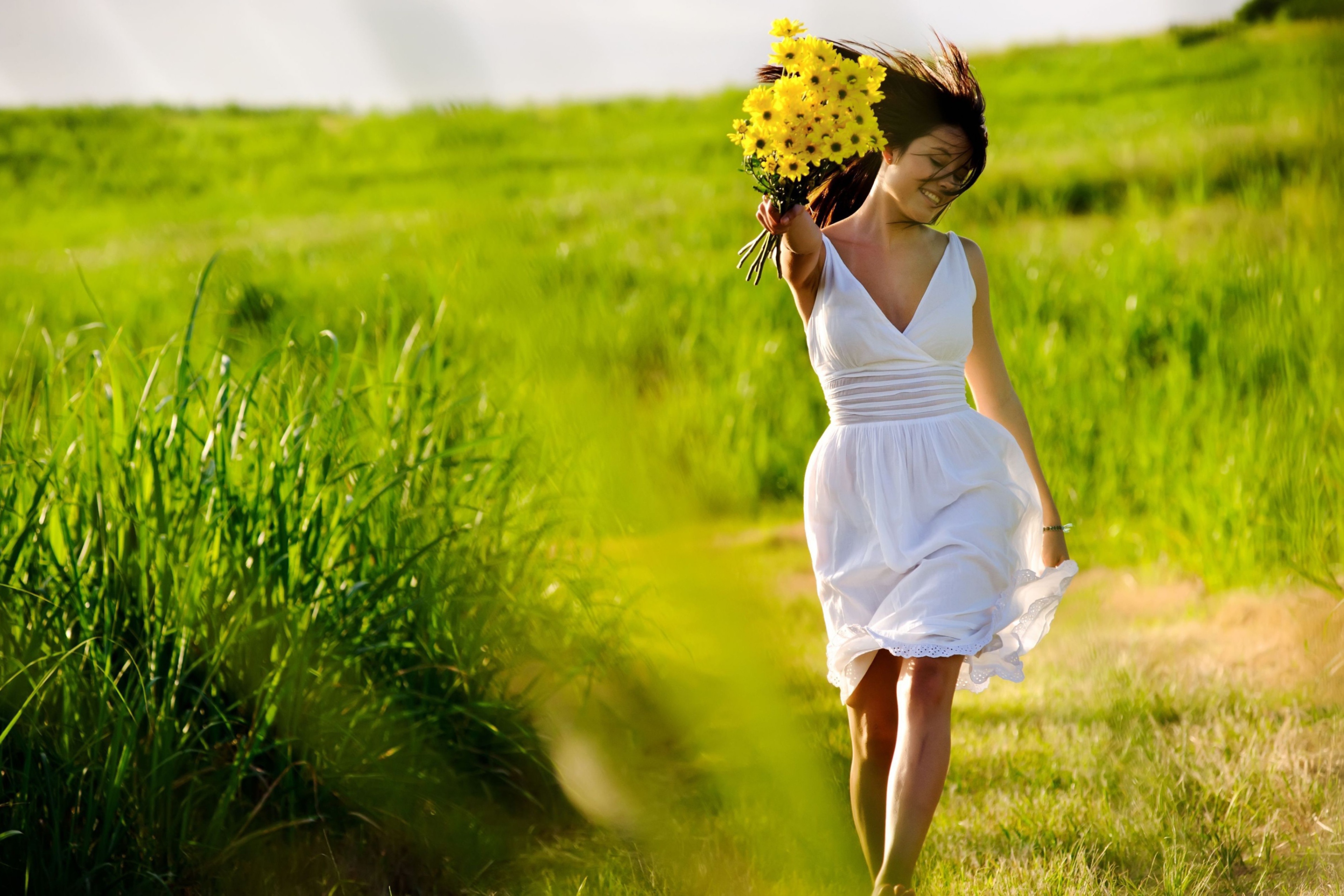 Sfondi Girl With Yellow Flowers In Field 2880x1920