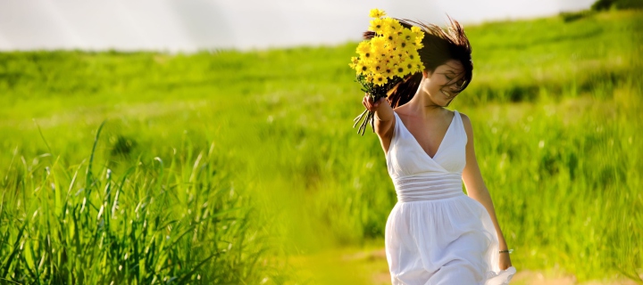 Girl With Yellow Flowers In Field screenshot #1 720x320