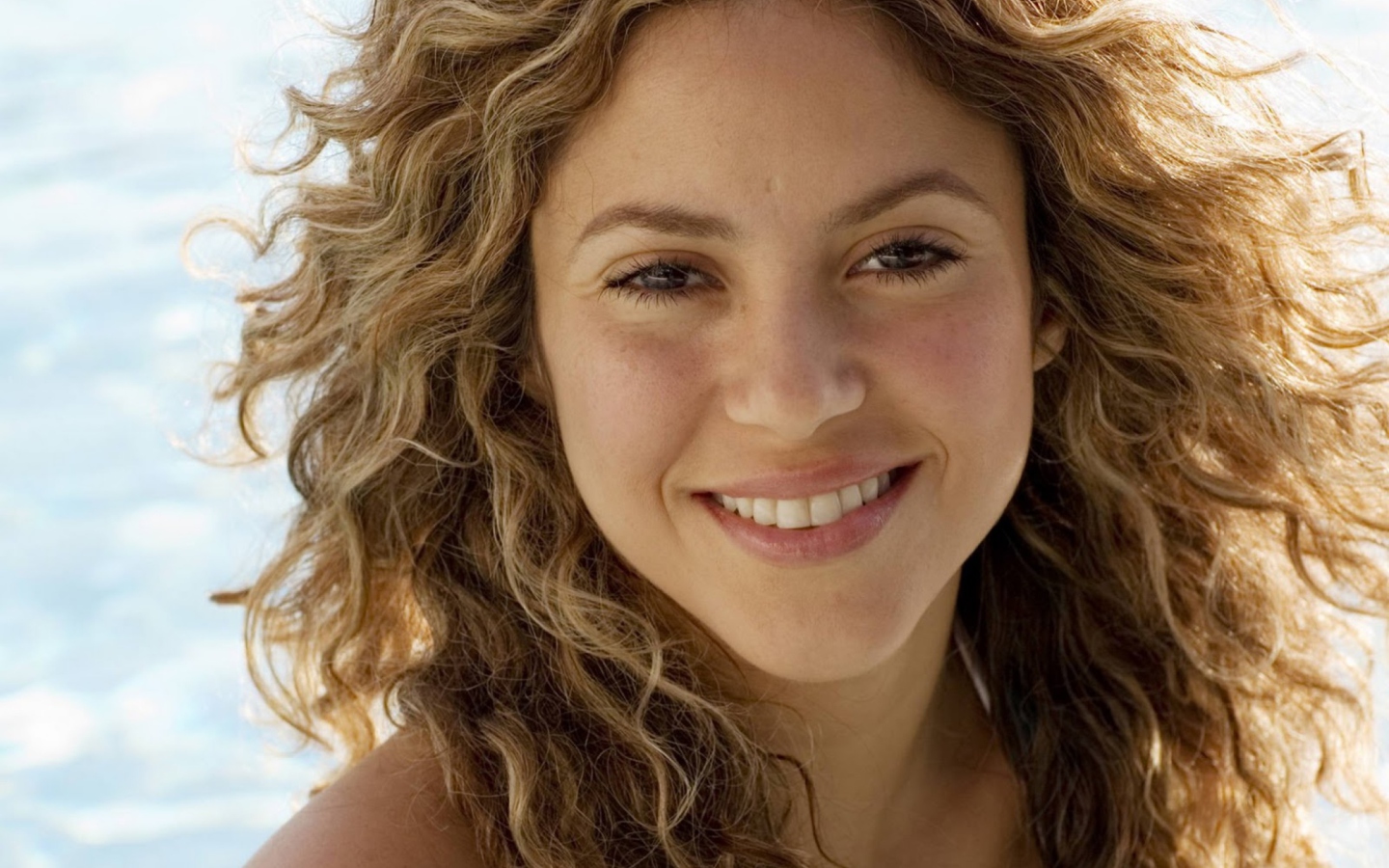 Fondo de pantalla Cute Curly Shakira 1440x900