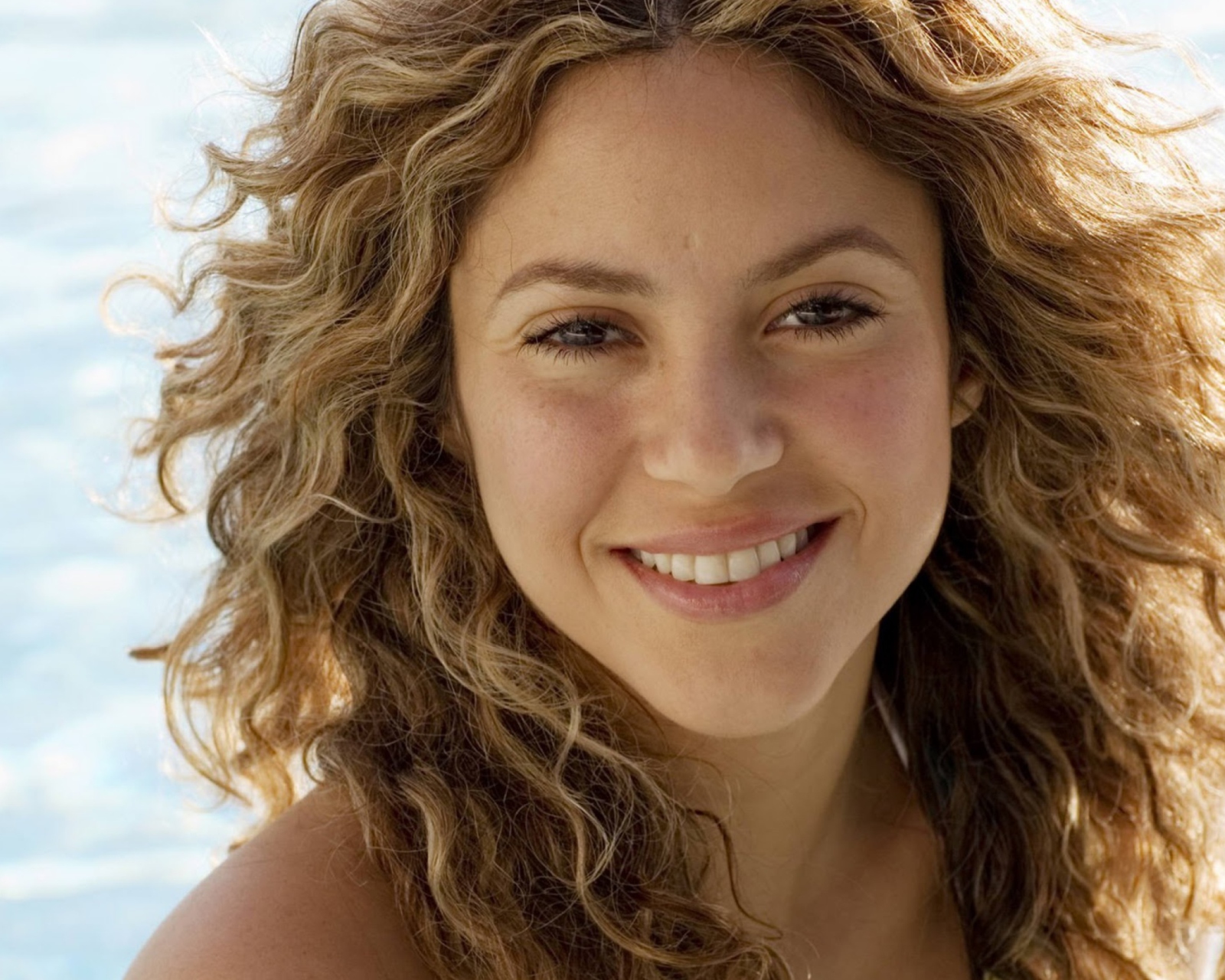 Sfondi Cute Curly Shakira 1600x1280