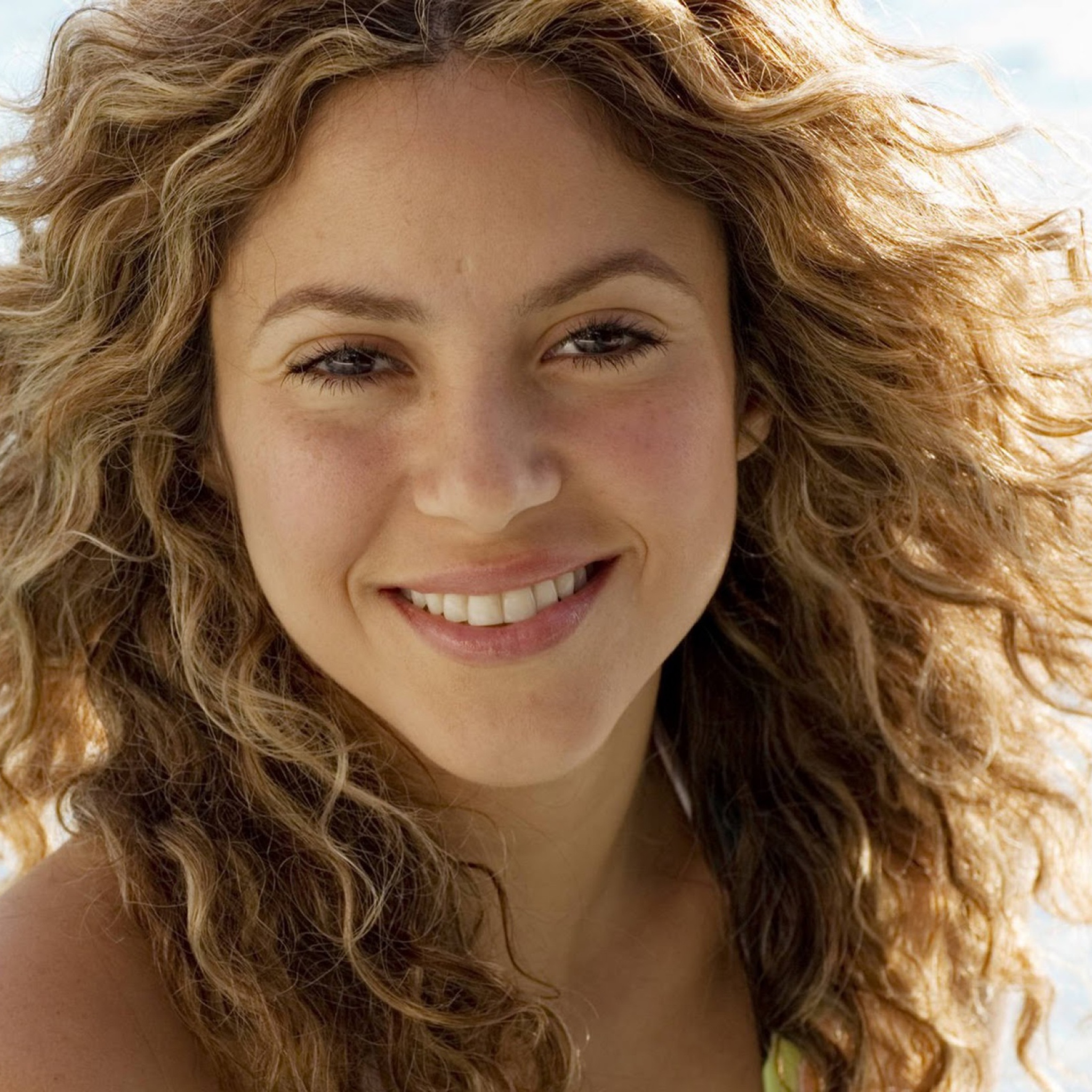 Обои Cute Curly Shakira 2048x2048