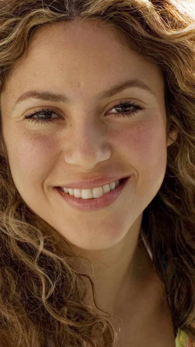 Fondo de pantalla Cute Curly Shakira 640x1136