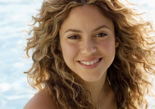 Free Cute Curly Shakira Picture for Android, iPhone and iPad
