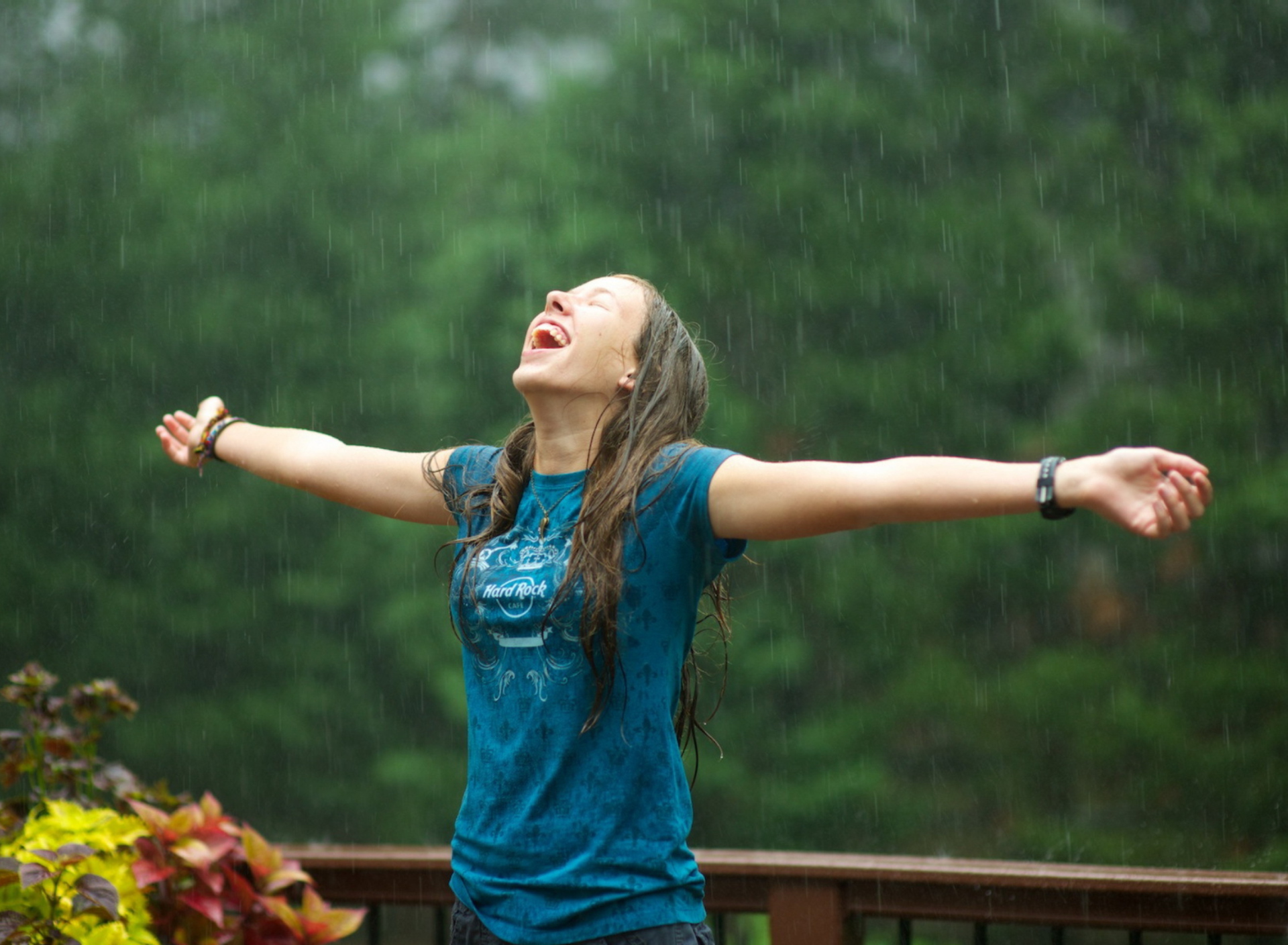 Fondo de pantalla Girl Under Rain 1920x1408