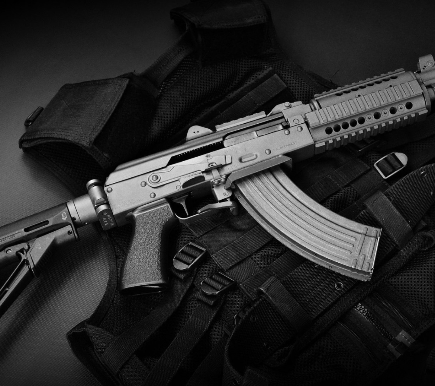 Fondo de pantalla Bulletproof Vest and Machine Gun 1440x1280