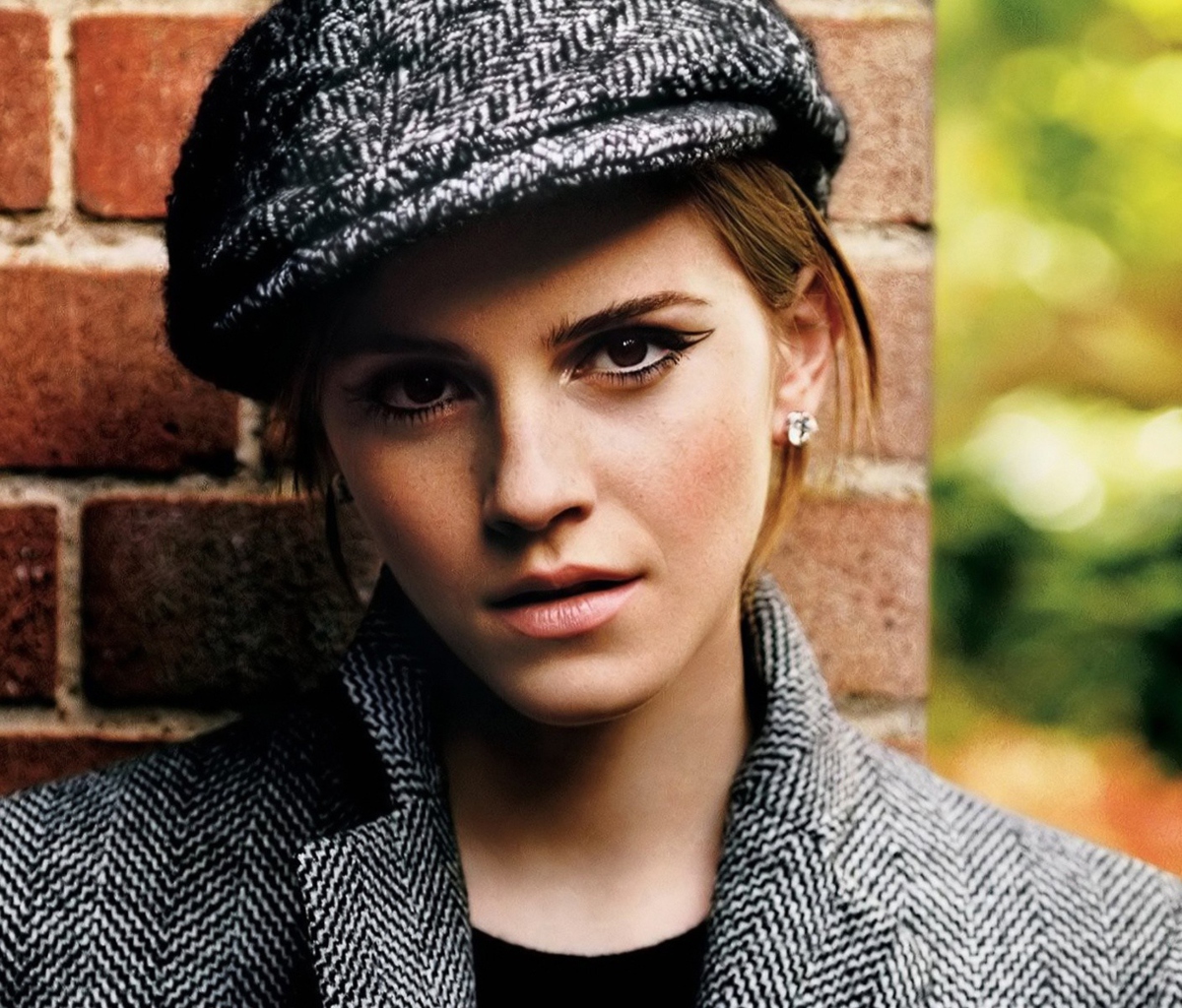 Sfondi Emma Watson In Grey Cap And Coat 1200x1024