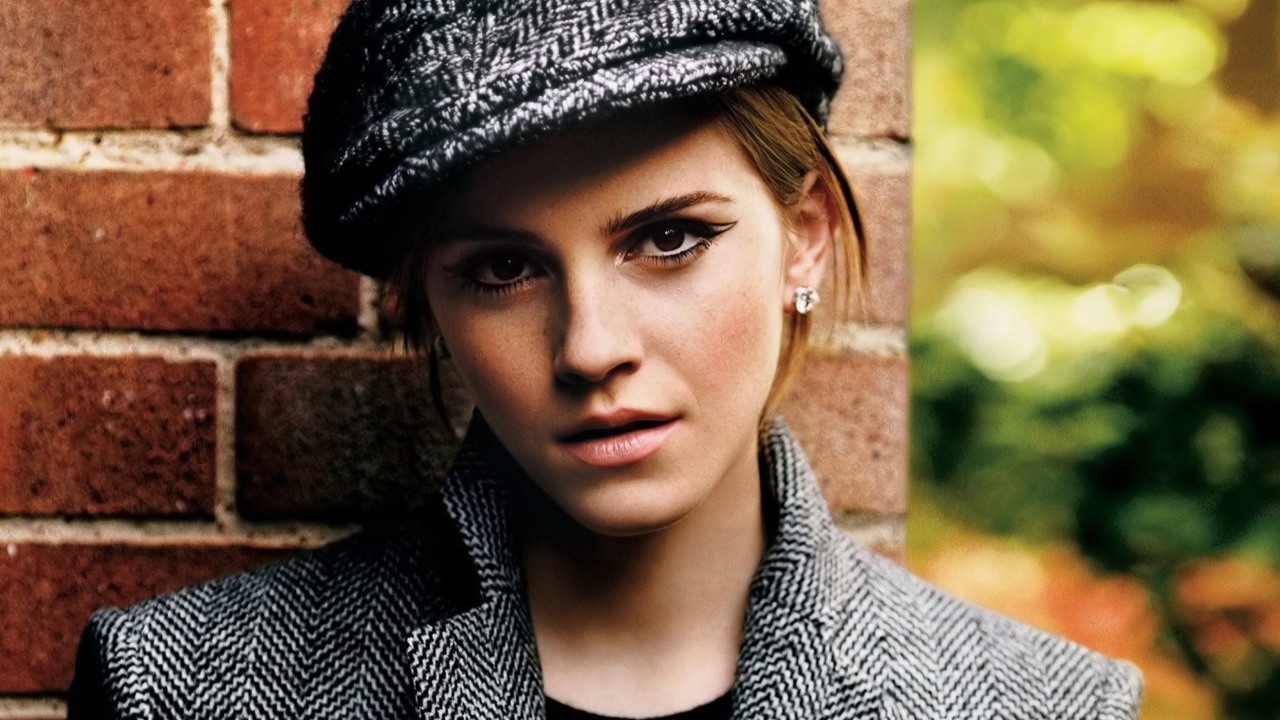 Обои Emma Watson In Grey Cap And Coat 1280x720