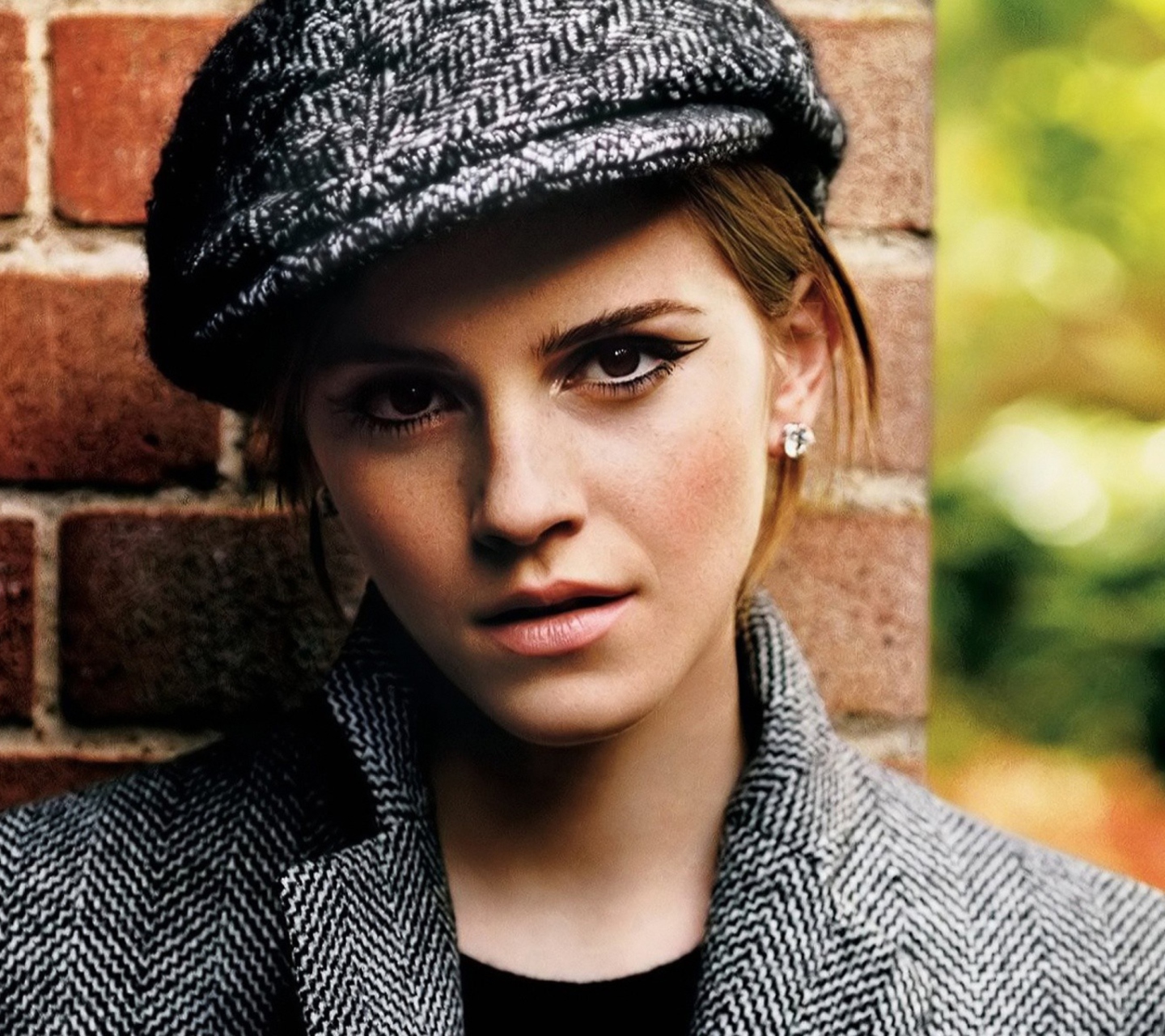 Обои Emma Watson In Grey Cap And Coat 1440x1280