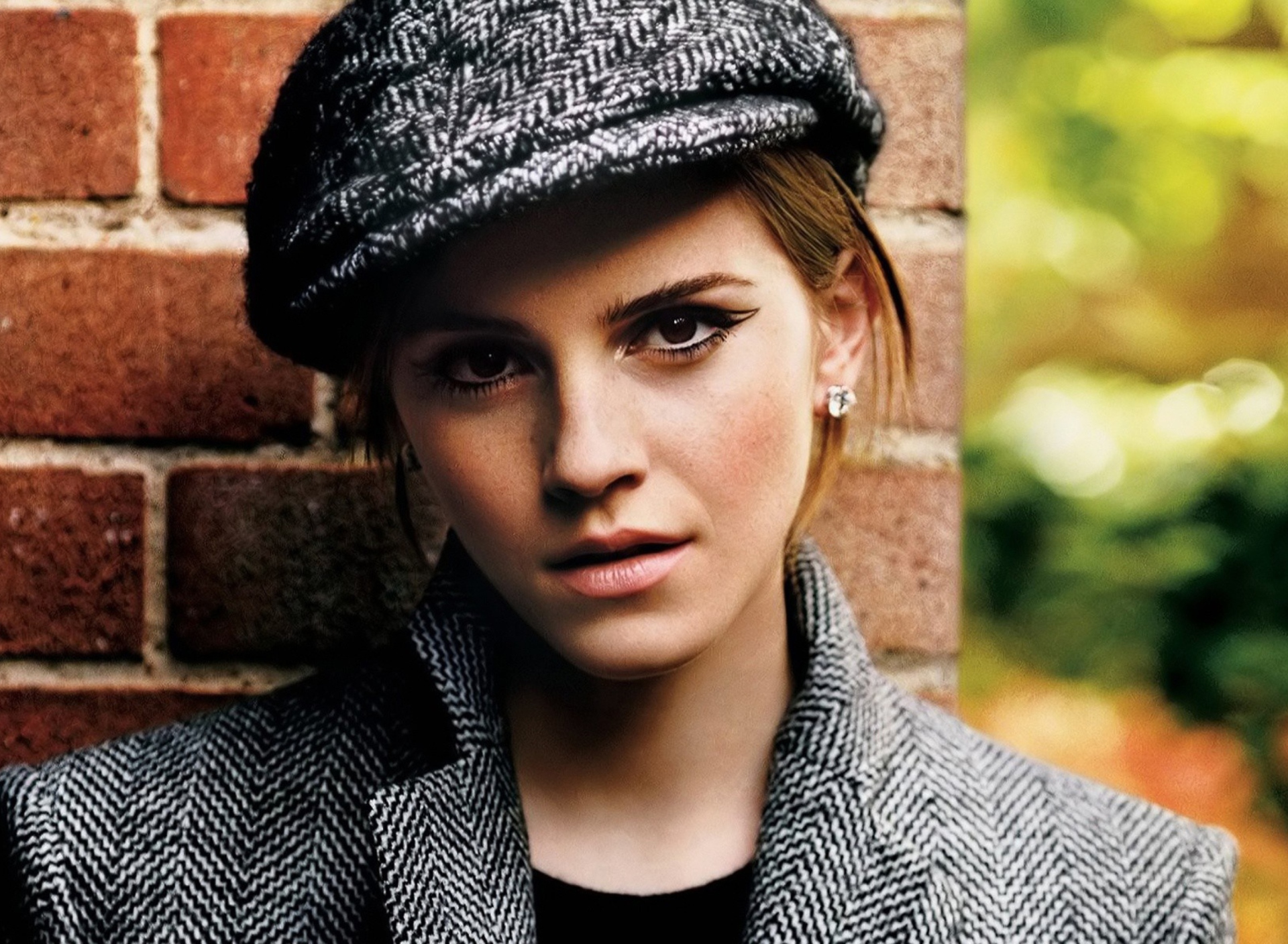 Sfondi Emma Watson In Grey Cap And Coat 1920x1408