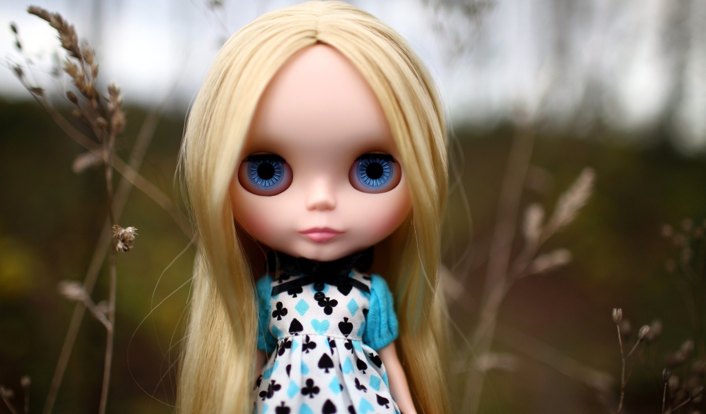 Das Blonde China Doll With Blue Eyes Wallpaper 1024x600