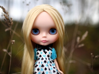Sfondi Blonde China Doll With Blue Eyes 320x240