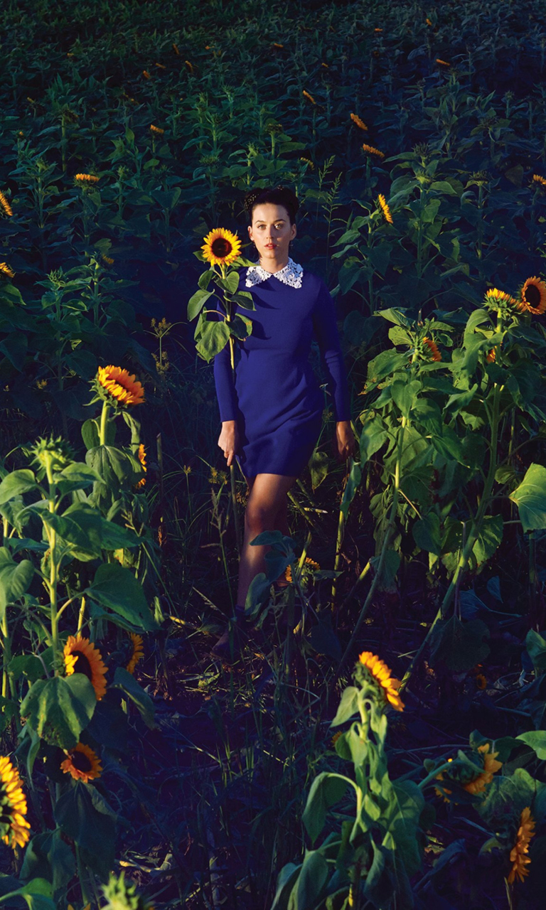 Fondo de pantalla Girl In Blue Dress In Sunflower Field 768x1280