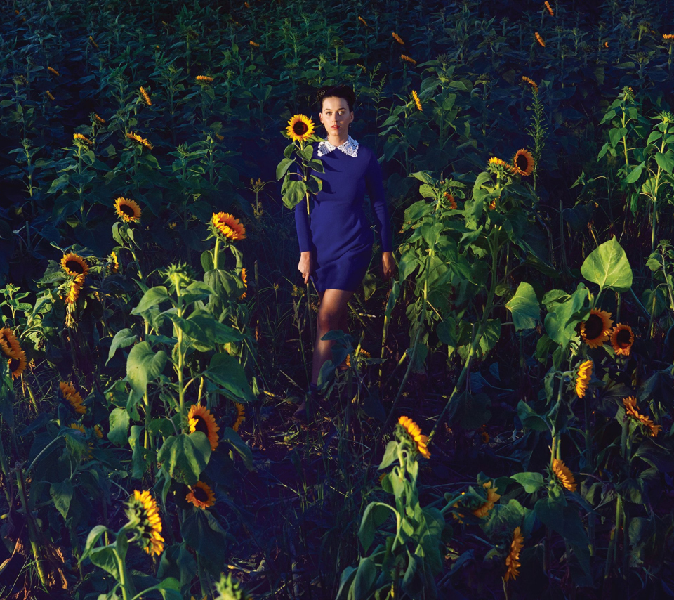 Обои Girl In Blue Dress In Sunflower Field 960x854